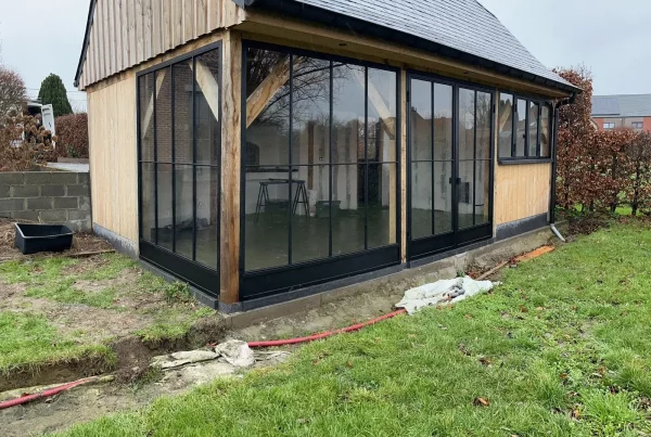 Baie vitrée en acier laqué