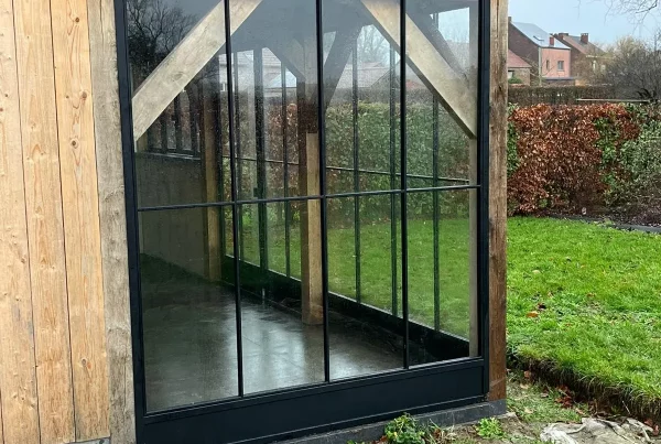 Baie vitrée en acier laqué