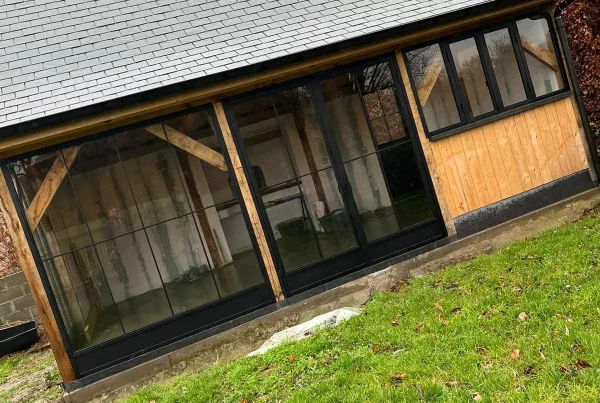 Baie vitrée en acier laqué