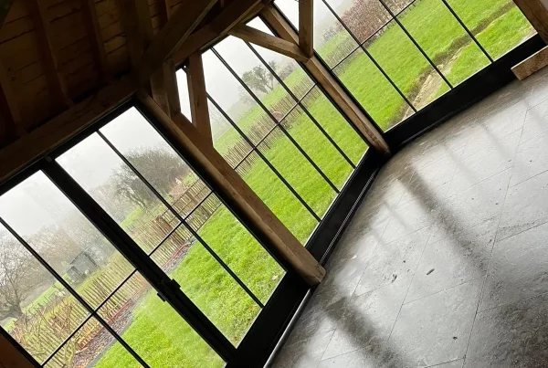 Baie vitrée en acier laqué