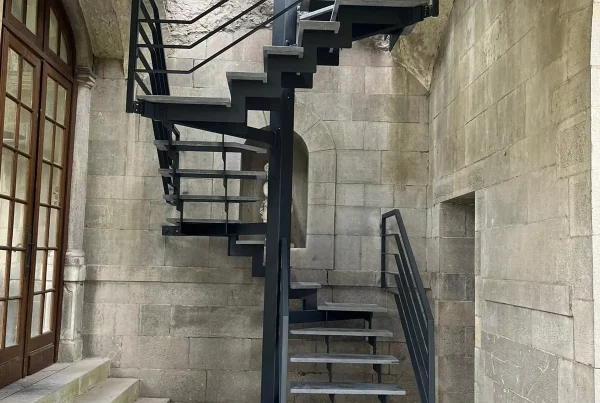 Escaliers extérieurs en acier laqué
