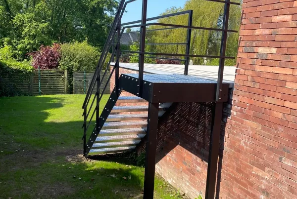 Escaliers extérieurs en acier laqué