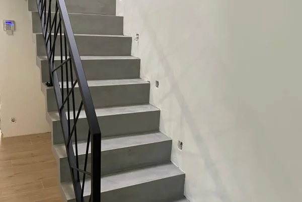 Escaliers intérieurs en acier laqué