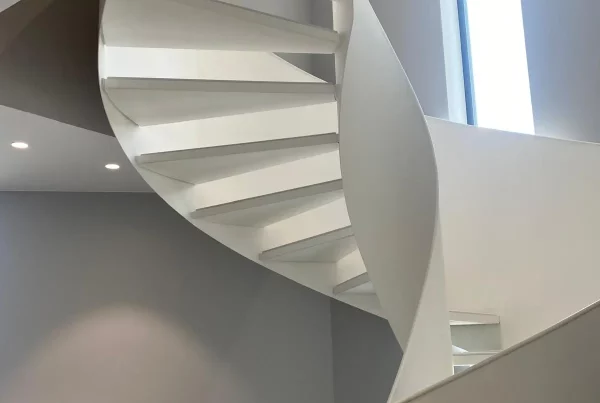 Escaliers intérieurs en acier laqué
